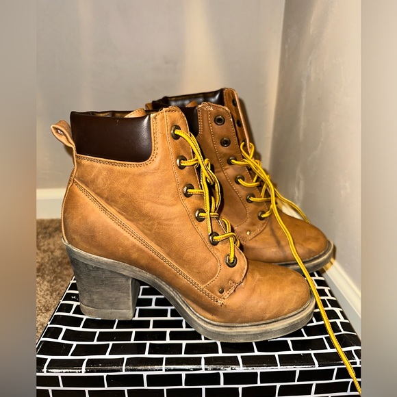 Women’s Boot with Heel - Picture 1 of 5